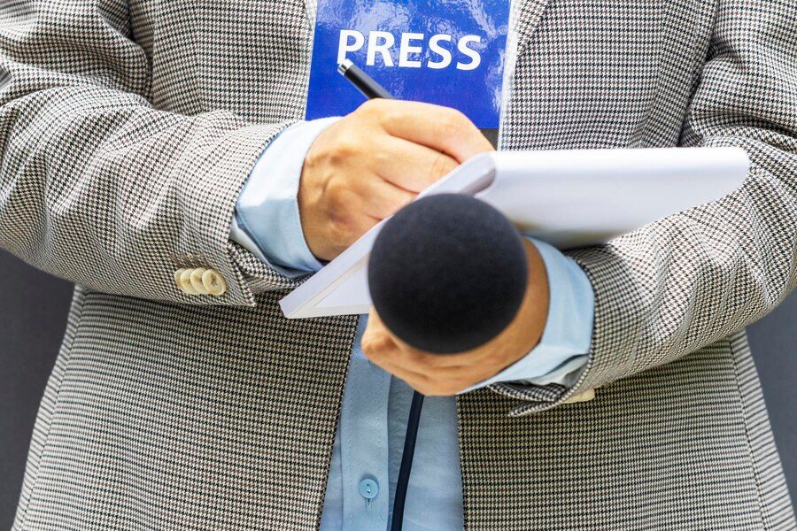 journalist-reporter-media-event-holding-microphone-writing-notes-journalism-concept_1048944-18012497